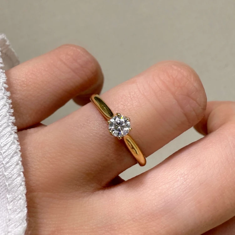 verlobungsring-solitaire-soleil-moissanit-0-3ct-brillantschliff-am-finger-gelbgold-hariets.jpg