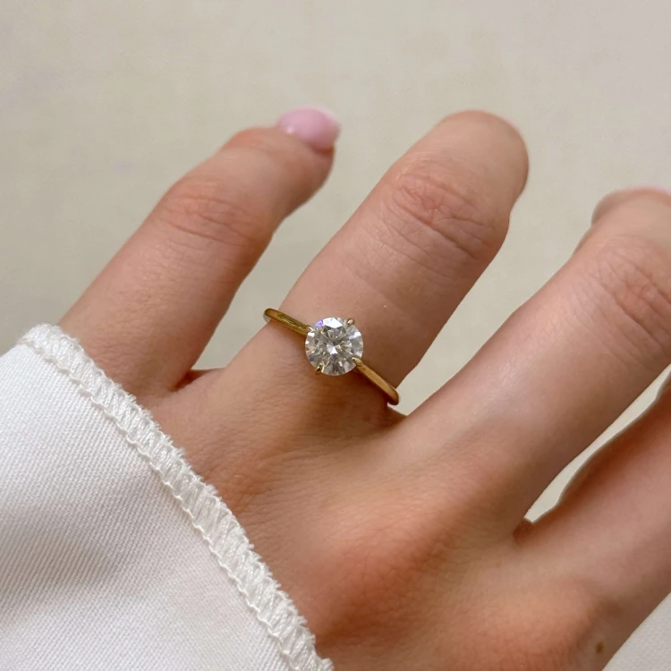 verlobungsring-solitaire-aura-moissanit-1ct-brillantschliff-gelbgold-an-der-hand-hariets.jpg