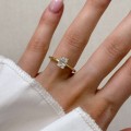 verlobungsring-solitaire-verity-labordiamant-1ct-radiant-schliff-vergleich-am-finger-gelbgold-hariets.jpg