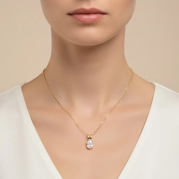 goldene-halskette-mit-moissanit-ovalschliff-gelbgold-um-den-hals-mellow-hariets.jpg