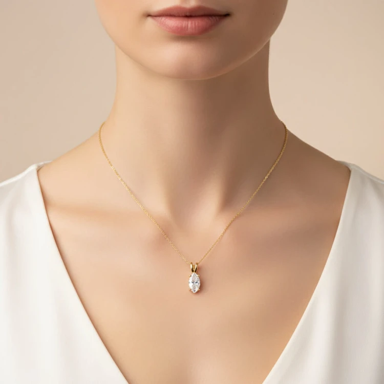 goldene-halskette-mit-moissanit-marquise-schliff-gelbgold-um-den-hals-mellow-hariets.jpg