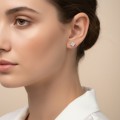 steckerohrringe-mit-moissaniten-clover-am-modell.jpg
