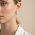 creolen-mit-klappverschluss-und-moissaniten-silber-am-modell-lumihoops-hariets.JPG