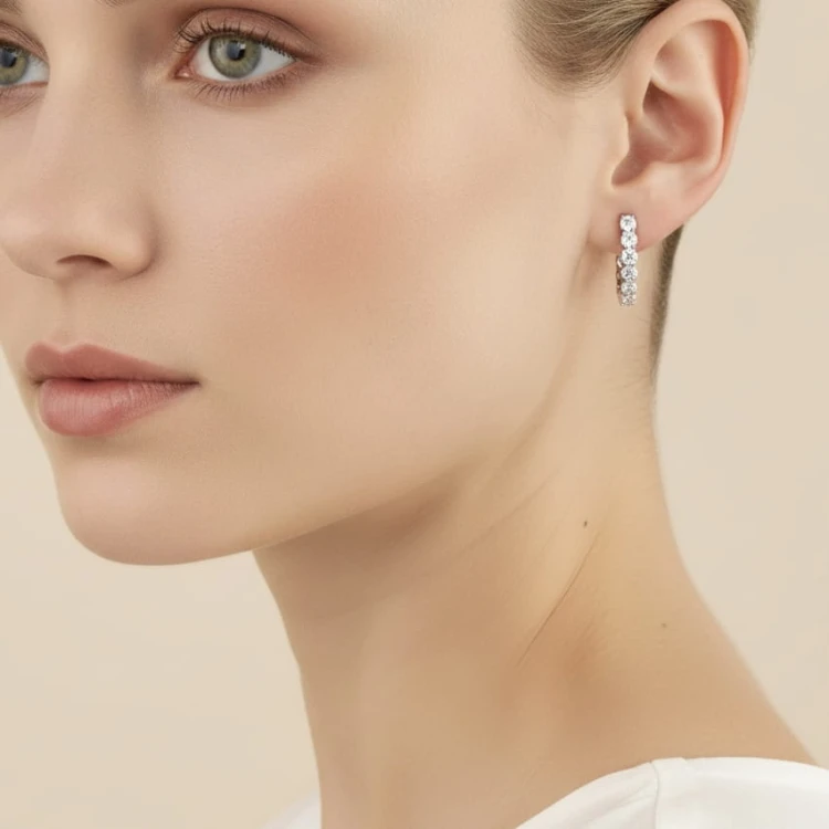 creolen-mit-moissaniten-3mm-mit-klappverschluss-silber-eternity-am-ohr-hariets.jpg