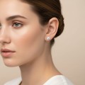 halo-steckerohrringe-mit-moissaniten-marquise-am-modell-hariets.jpg