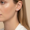 herz-förmige-steckerohrringe-mit-moissaniten-am-modell.jpg