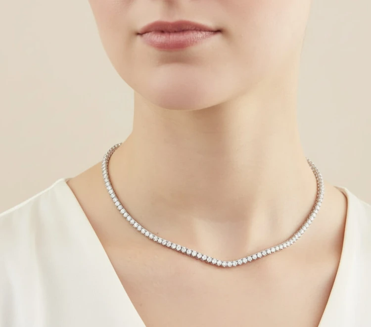 tennis-collier-mit-3mm-moissaniten-3-krappen-silber-am-modell-hariets.jpg