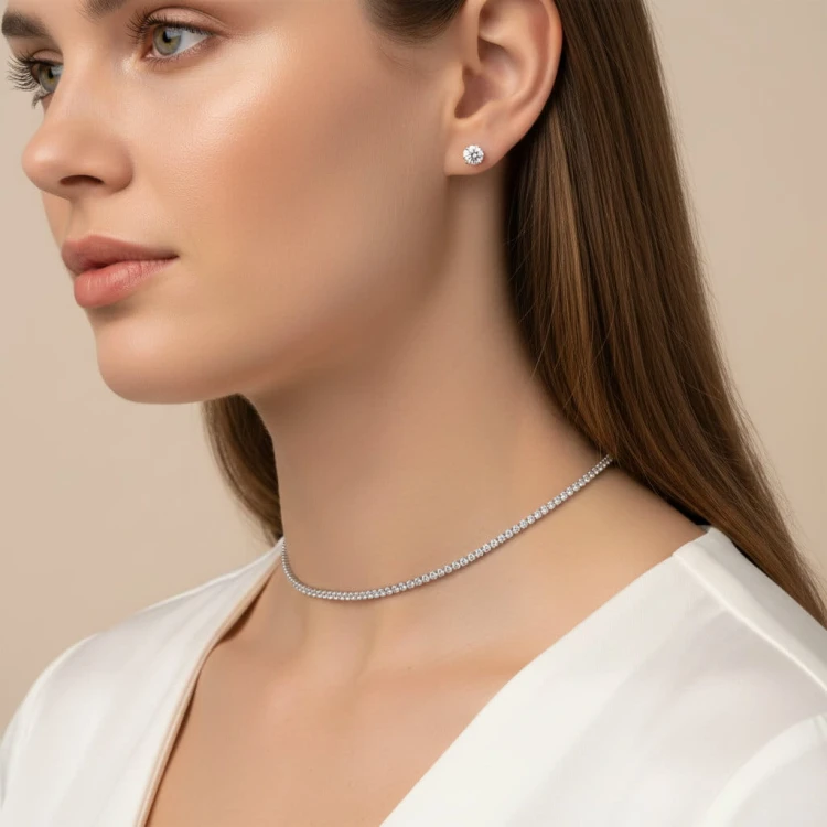 choker-mit-2mm-moissaniten-verstellbar-silber-am-modell-hariets.jpg