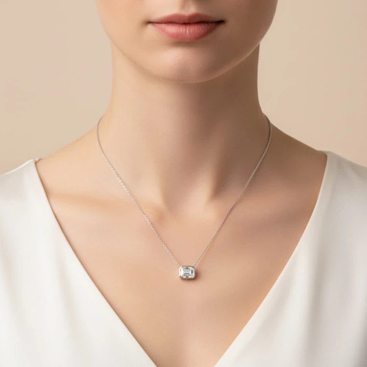 collier-mit-1ct-moissanit-emerald-schliff-silber-am-hals-eden-hariets.jpg