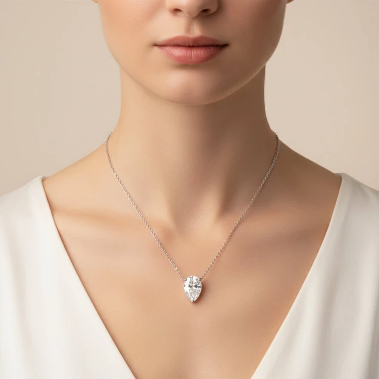 kette-mit-2ct-moissanit-birnenschliff-vergoldetes-silber-am-hals-hariets.jpg