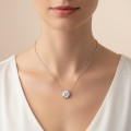 halo-kette-mit-moissaniten-1ct-gold-am-modell-hariets.jpg