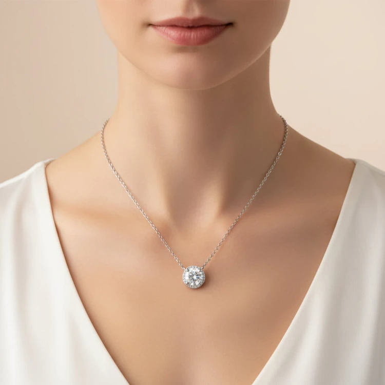 halo-kette-mit-moissaniten-1ct-gold-am-modell-hariets.jpg