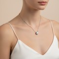 halo-kette-mit-moissaniten-1ct-gold-am-modell-hariets.jpg
