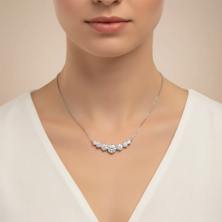 kette-mit-moissaniten-silber-am-modell-twinkle-hariets.jpg