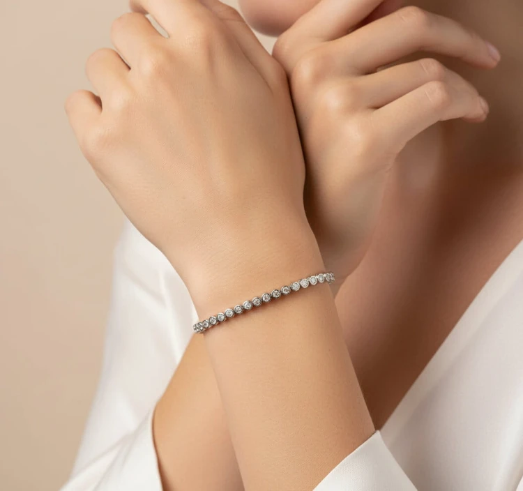 bransoletka-tenisowa-z-moissanitami-2mm-bezel-srebro-na-modelce-hariets.jpg