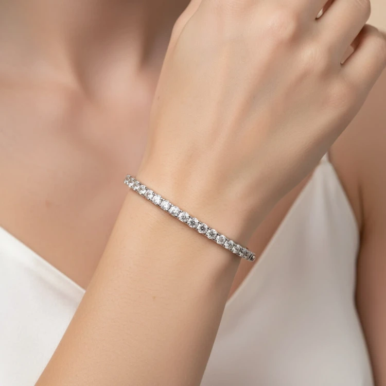 bangle-armband-mit-4mm-moissaniten-silber-am-arm-hariets.jpg