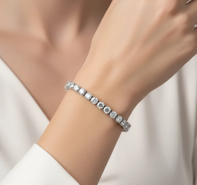tennis-armband-mit-5mm-moissaniten-silber-am-modell-hariets.jpg