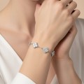 armband-mit-moissaniten-in-kleeblatt-form-silber-am-modell-hariets.jpg