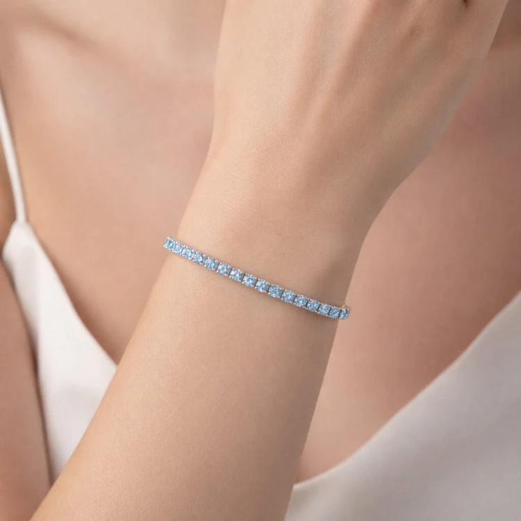 tennis-armband-mit-3mm-blauen-moissaniten-silber-am-modell-hariets.jpg