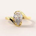 moissanit-ring-1_5ct-tropfenschliff-geschwungene-schiene-gelbgold-muse-hariets.jpg