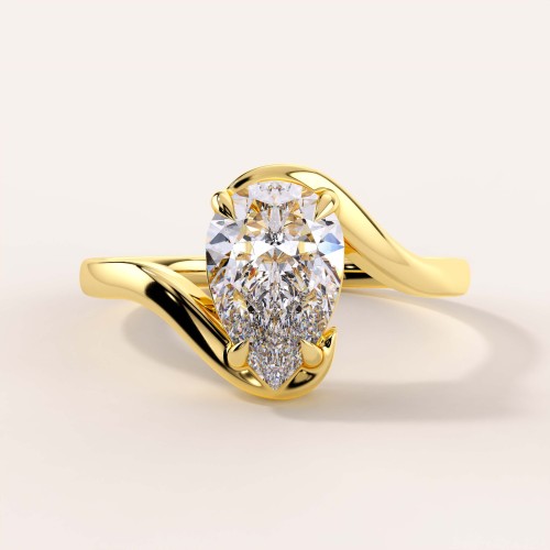 moissanit-ring-1_5ct-tropfenschliff-geschwungene-schiene-gelbgold-muse-hariets.jpg