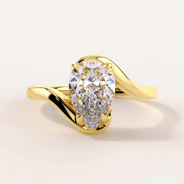 moissanit-ring-1_5ct-tropfenschliff-geschwungene-schiene-gelbgold-muse-hariets.jpg