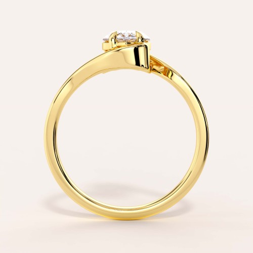 moissanit-ring-1_5ct-tropfenschliff-geschwungene-schiene-front-gelbgold-muse-hariets.jpg