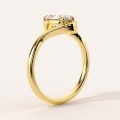 moissanit-ring-1_5ct-tropfenschliff-geschwungene-schiene-seite-gelbgold-muse-hariets.jpg