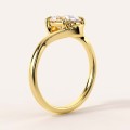 moissanit-ring-2ct-ovalschliff-geschwungene-schiene-seite-gelbgold-muse-hariets.jpg