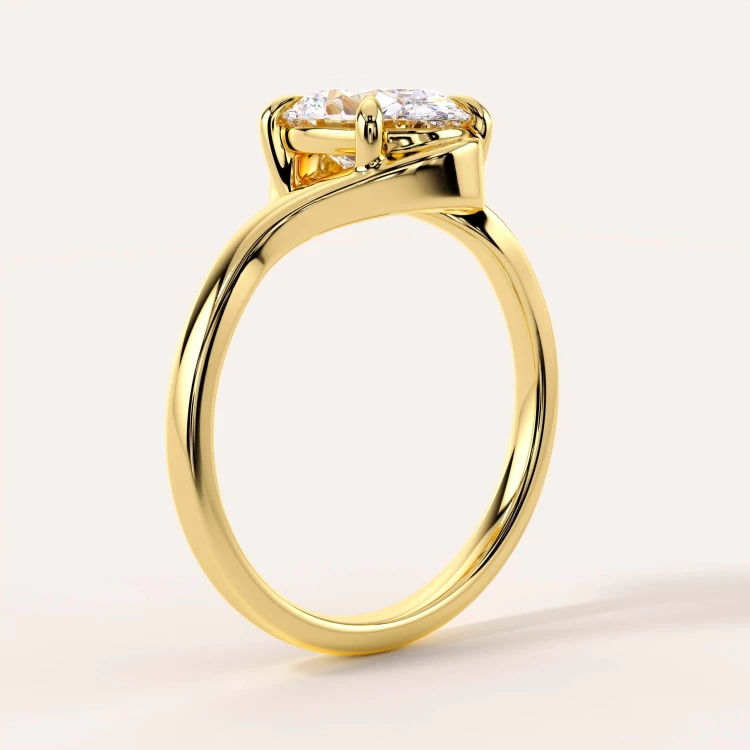 moissanit-ring-2ct-ovalschliff-geschwungene-schiene-seite-gelbgold-muse-hariets.jpg