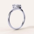 moissanit-ring-1_5ct-tropfenschliff-geschwungene-schiene-seite-silber-muse-hariets.jpg