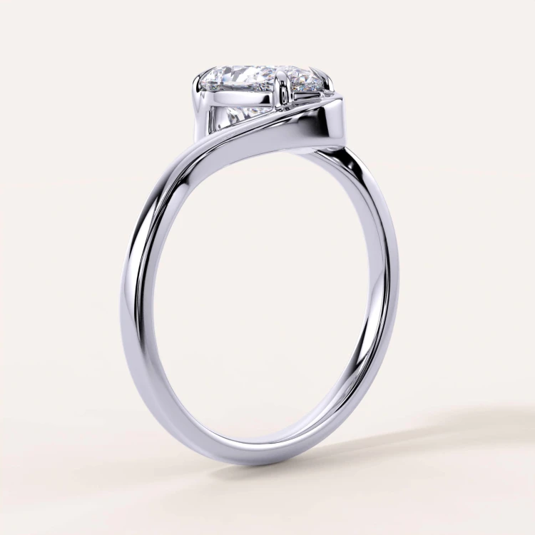 moissanit-ring-1_5ct-tropfenschliff-geschwungene-schiene-seite-silber-muse-hariets.jpg