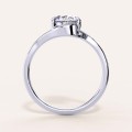 moissanit-ring-2ct-ovalschliff-geschwungene-schiene-front-silber-muse-hariets.jpg