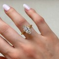 verlobungsring-moissanit-5ct-marquise-schliff-silber-royal-stones-an-der-hand-gigi-hariets.jpg