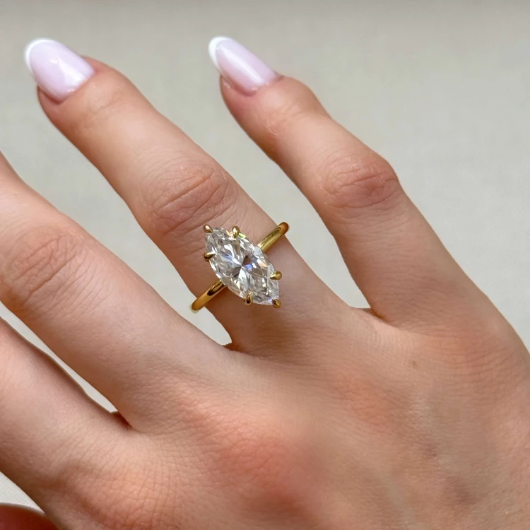 verlobungsring-moissanit-5ct-marquise-schliff-gelbgold-royal-stones-an-der-hand-gigi-hariets.jpg