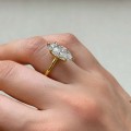 verlobungsring-moissanit-5ct-marquise-schliff-gelbgold-royal-stones-hand-seitenansicht-gigi-hariets.jpg