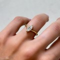 verlobungsring-labordiamant-1ct-marquiseschliff-gelbgold-in-der-hand-seite-giselle-hariets.jpg
