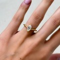 verlobungsring-labordiamant-1ct-marquiseschliff-gelbgold-in-der-hand-giselle-hariets.jpg