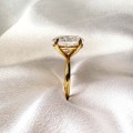 verlobungsring-royal-stones-labordiamant -5ct-ovalschliff-nahaufnahme-seite-gelbgold-bella-hariets.jpg