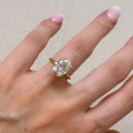 verlobungsring-royal-stones-labordiamant -5ct-ovalschliff-am-finger-gelbgold-bella-hariets.JPG