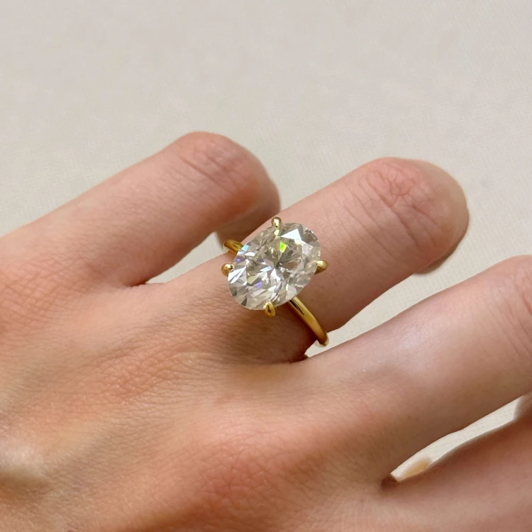 verlobungsring-royal-stones-labordiamant -5ct-ovalschliff-am-finger-seite-gelbgold-bella-hariets.JPG