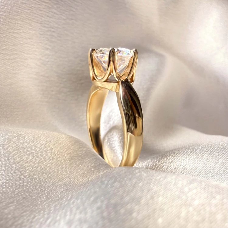 verlobungsring-solitaire-whisper-labordiamant -3ct-brillantschliff-nahaufnahme-seite-gelbgold-hariets.jpg