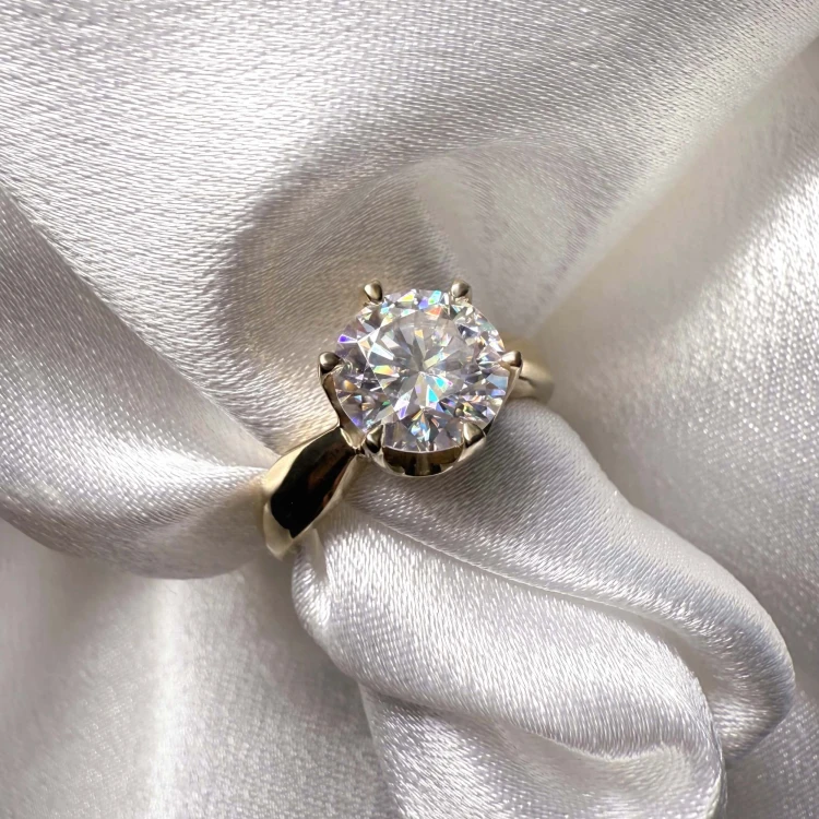 verlobungsring-solitaire-whisper-labordiamant -3ct-brillantschliff-nahaufnahme-front-gelbgold-hariets.jpg