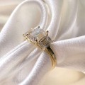 verlobungsring-trinity-labordiamant-3ct-smaragdschliff-nahaufnahme-seite-gelbgold-envy-hariets.jpg