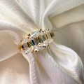 verlobungsring-trinity-labordiamant-3ct-smaragdschliff-nahaufnahme-gelbgold-envy-hariets.jpg