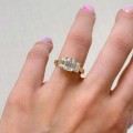 verlobungsring-trinity-labordiamant-3ct-emeraldschliff-am-finger-gelbgold-envy-hariets.jpg