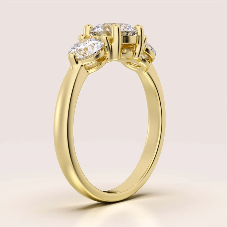verlobungsring trinity labordiamant 2ct brillantschliff seitenansicht gelbgold trigem hariets.jpg