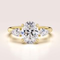 verlobungsring-trinity-seraphina-labordiamant-2ct-zentraler-stein-ovalschliff-gelbgold-hariets.jpg