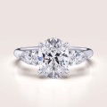 verlobungsring-trinity-seraphina-labordiamant-2ct-zentraler-stein-ovalschliff-weissgold-hariets.jpg