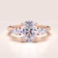verlobungsring-trinity-seraphina-labordiamant-2ct-zentraler-stein-ovalschliff-rotgold-hariets.jpg